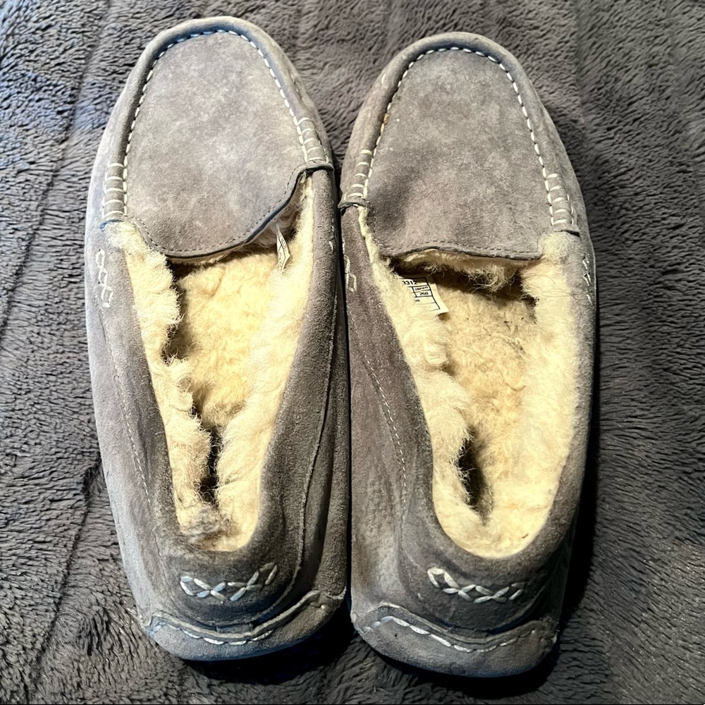 UGG Women’s Ainsley Sheepskin and Suede Slipper